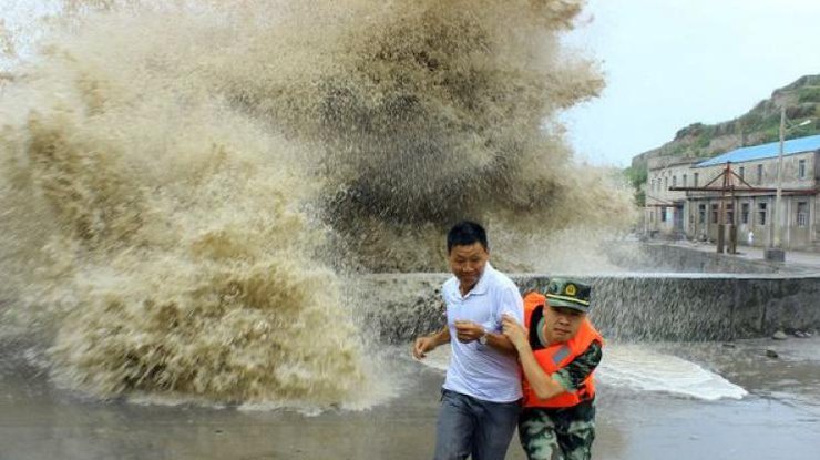 В Китае жертвами мощнейшего тайфуна стали 10 человек