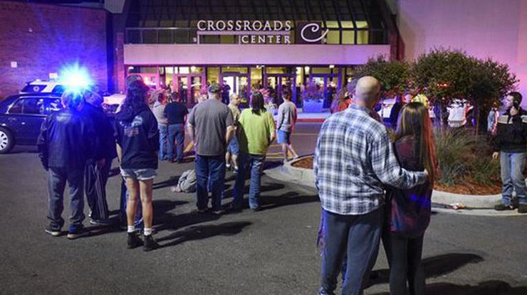 В Миннесоте мужчина напал с ножом на посетителей торгового центра 
