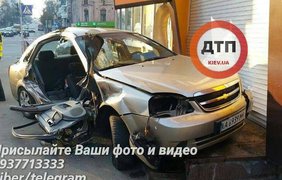 В центре Киева столкнулись "Toyota Prius" и "Chevrolet Lacetti"