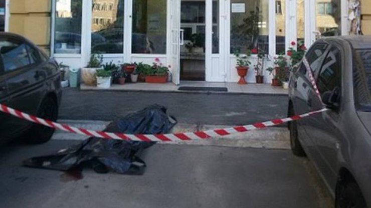 В Киеве из многоэтажки выпал парень