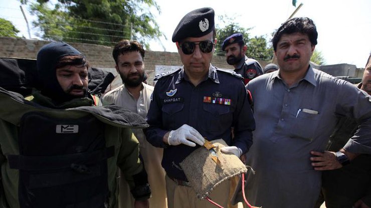 В Пакистане смертник взорвал суд