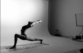 25-летняя спортсменка призывает заниматься йогой без одежды (фото Instagram)