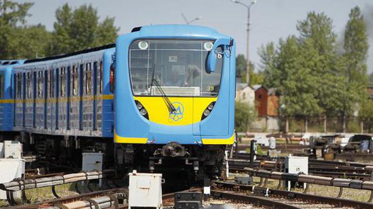 В метро Киева вандалы разгромили окно в вагоне 