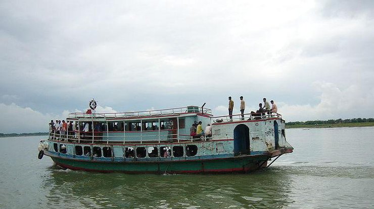 В Бангладеш паром с сотнями пассажиров ушел ко дну