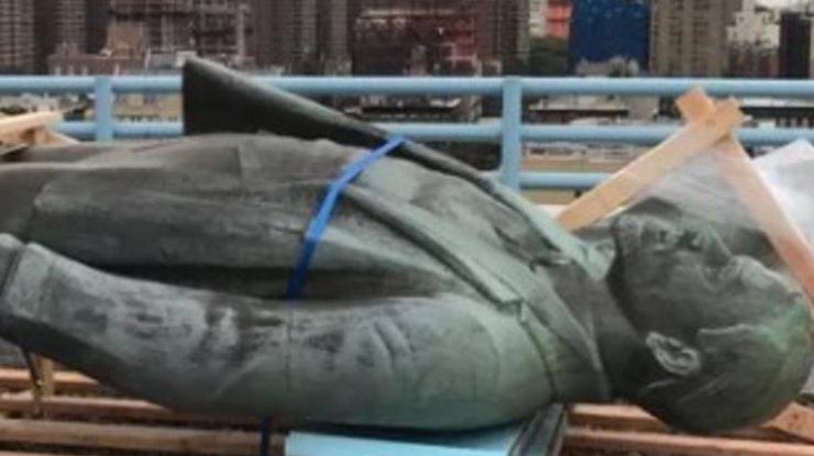 В Нью-Йорке с крыши высотки демонтировали памятник Ленину (фото Curbed tipster )