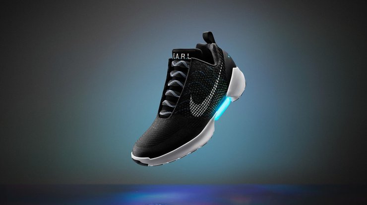 Nike выпускает кроссовки с автоматической шнуровкой