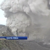На Коста-Риці відмивають будинки від попілу з вулкану