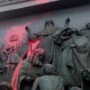В Киеве вандалы облили краской памятник Владимиру (фото)