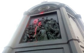 Вандалы испортили памятник Владимиру 