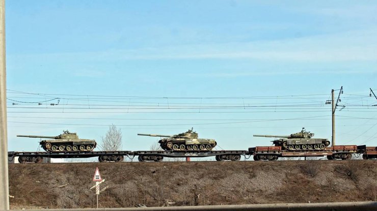 К Донецку прибыли смешанные колонны военной техники