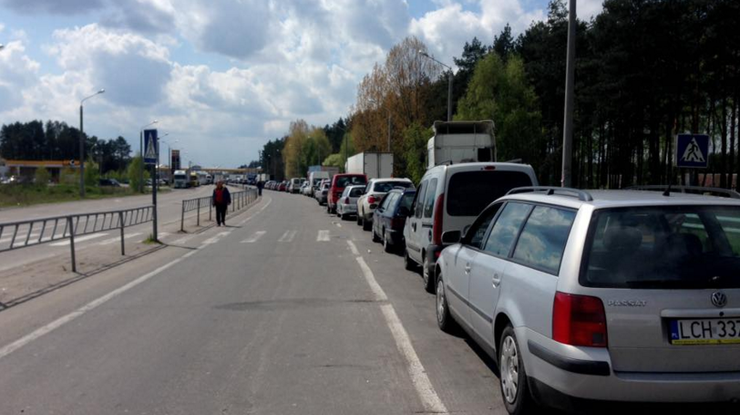 На границе Украины в очереди оказались более тысячи авто