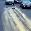 В Киеве водитель залил дорогу желтой краской (фото) 
