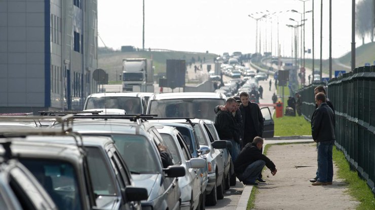 На границе с Польшей выстроилась гигантская автомобильная очередь