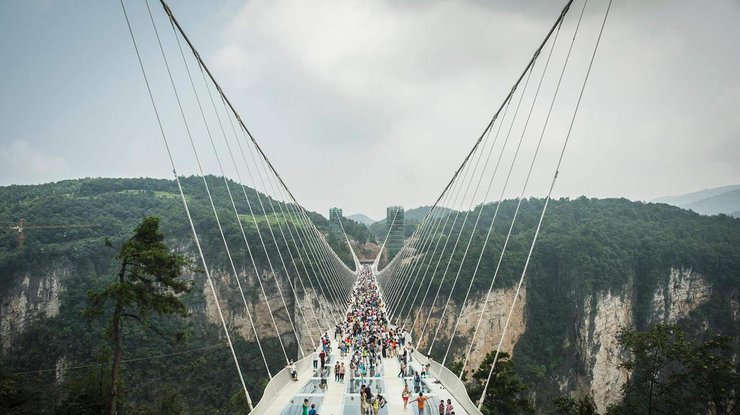 В Китае закрыли самый высокий в мире стеклянный мост