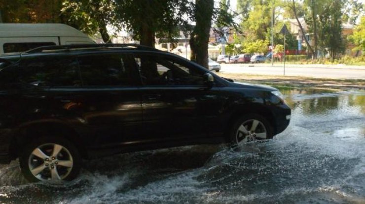 В Одессе прорвало водопровод: вода залила улицу и рынок 