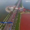 В Китаї частина озера Янху набула малинового кольору