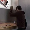 В Париже разъяренный покупатель разгромил Apple Store (видео) 
