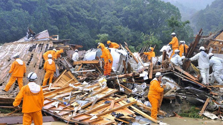 Число жертв тайфуна "Лайонрок" растет