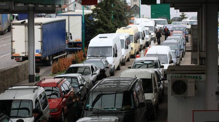 Тысячи авто стоят в очереди на границе Украины с Польшей
