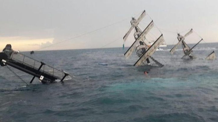 В результате крушения туристического судна у берегов Анталии 2 человека