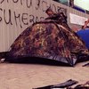 Полиция не мешает радикалам у здания "Интера" ставить палатки