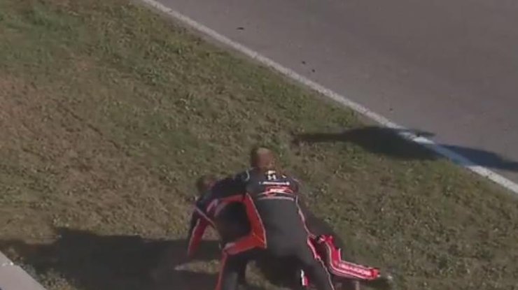 Гонка серии NASCAR завершилась дракой пилотов