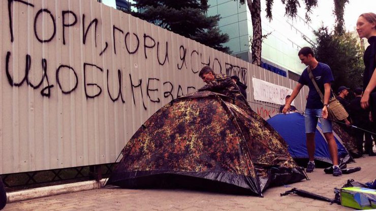 У здания "Интера" поставили уже 4 палатки / Фото: из Facebook Dmytro Moroz