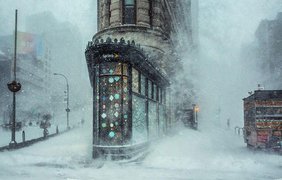 Снежная вьюга и дом-утюг в Нью-Йорке