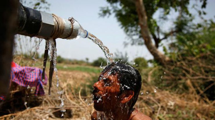 Из-за аномальной жары в Индии погибли люди 