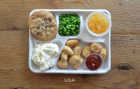  Как выглядит школьный обед в разных странах (фото: Vk)