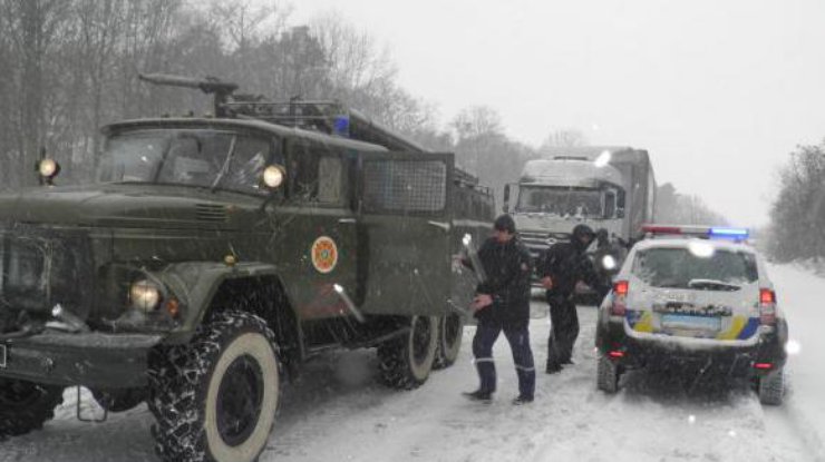 Снегопад в Украине: на Закарпатье на дорогу сошли 4 снежные лавины