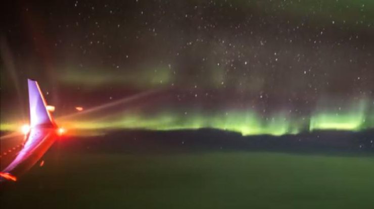 Фотограф снял уникальные кадры северного сияния (фото: скриншот)  