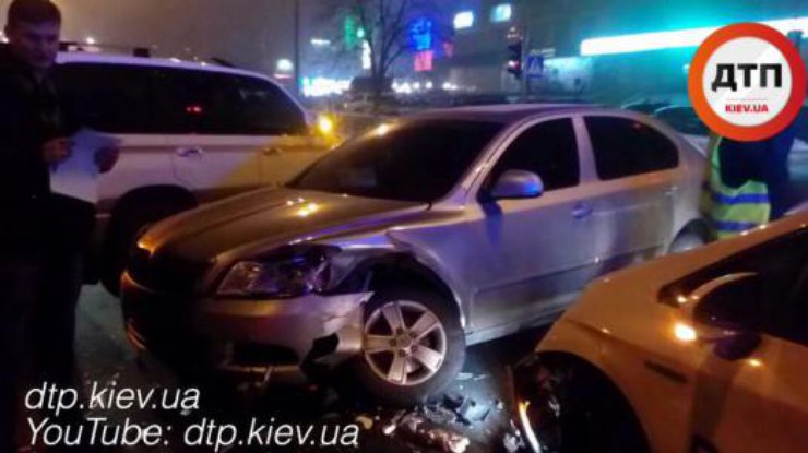 В Киеве иномарка врезалась в полицейский автомобиль 