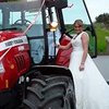 В Ирландии невеста приехала на свадьбу за рулем трактора (фото) 