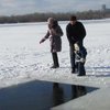 Крещение Господне: как украинцы ныряют в ледяную воду (фото, видео)