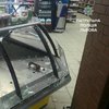 В супермаркетах Львова псих с ножом разгромил витрины (фото) 