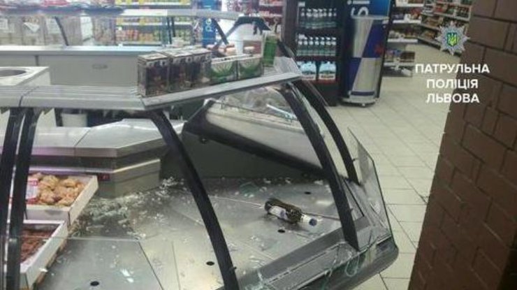 Во Львове мужчина с ножами устроил погром в супермаркетах 
