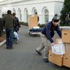 Вещи Обамы вывезли из Белого дома (фото) 