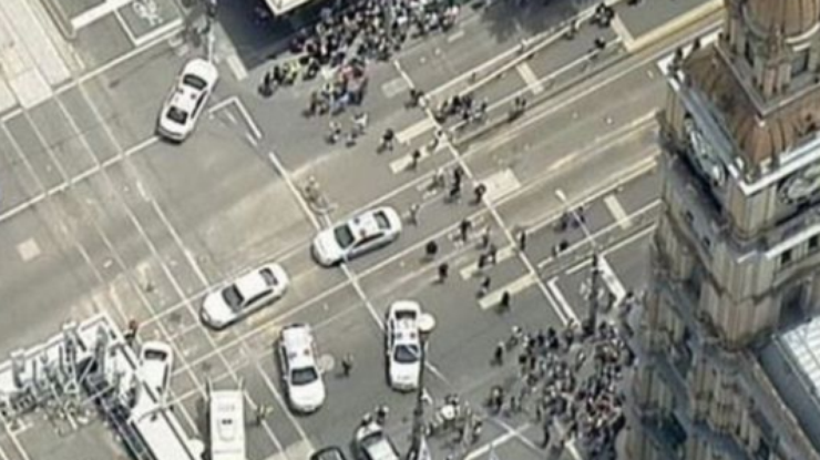 В Австралии автомобиль намеренно врезался в толпу пешеходов / Фото: 9NEWS.COM.AU