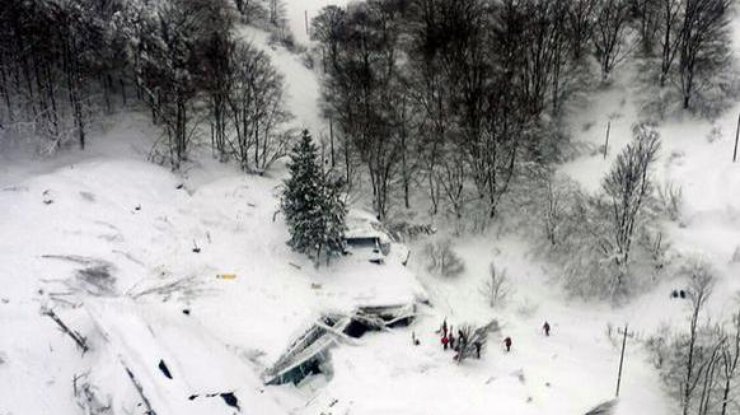 В накрытом лавиной отеле в Италии нашли 10 выживших 