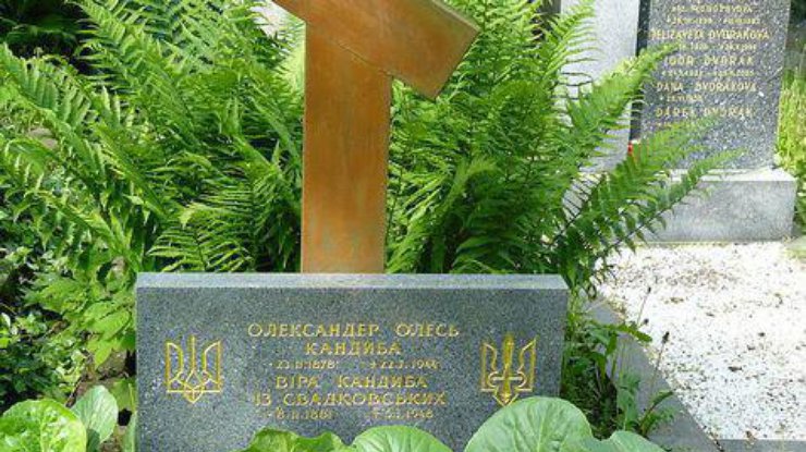 В Киеве нашли место для перезахоронения Александра Олеся