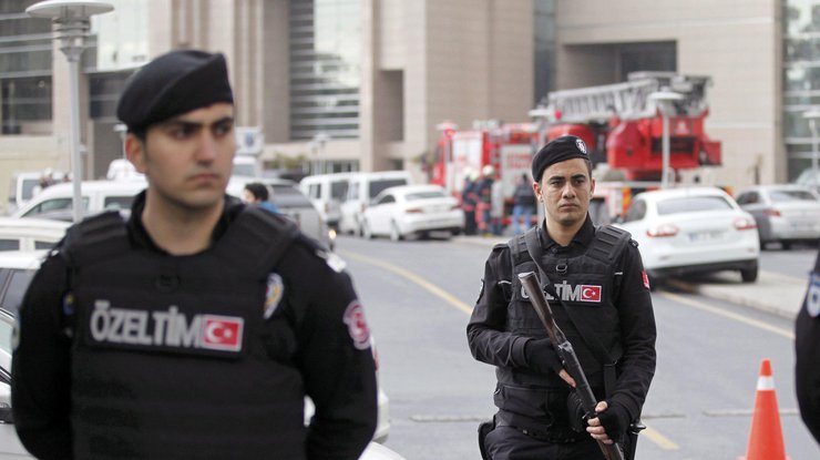 В Стамбуле неизвестный расстрелял полицейский автомобиль
