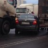 В Киеве водители фур проучили хама на дороге (фото)