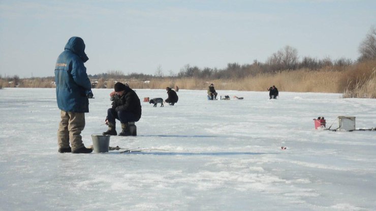 В Киеве на оторванной льдине унесло около 30 рыбаков