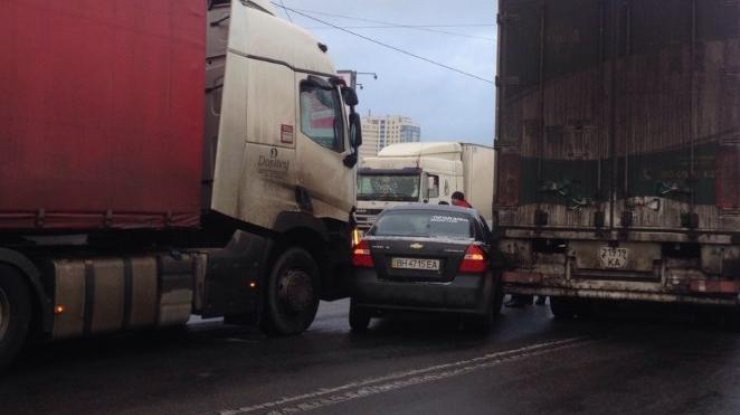 В Киеве водители фур проучили хама на дороге 