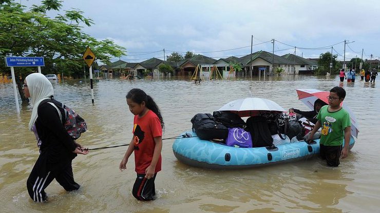 В Малайзии из-за наводнений эвакуировали 10 тыс человек