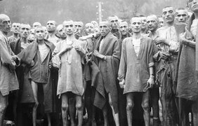 Голодные заключенные в концлагере в Эбензее, Австрия, 7 мая 1945 год