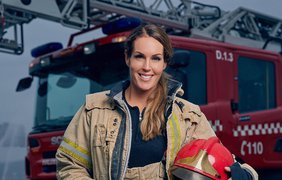 Соблазнительная женщина-пожарник стала звездой Instagram 