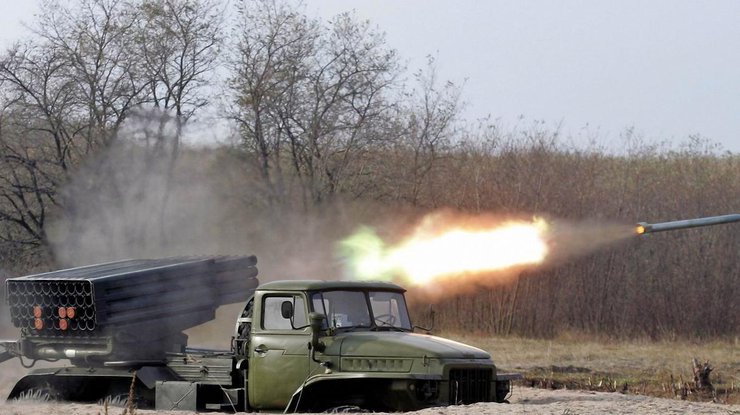 Боевики из "Града" обстреляли украинские позиции и населенные пункты 