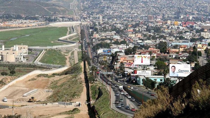 Конгресс США не выделит деньги на строительство стены на границе с Мексикой